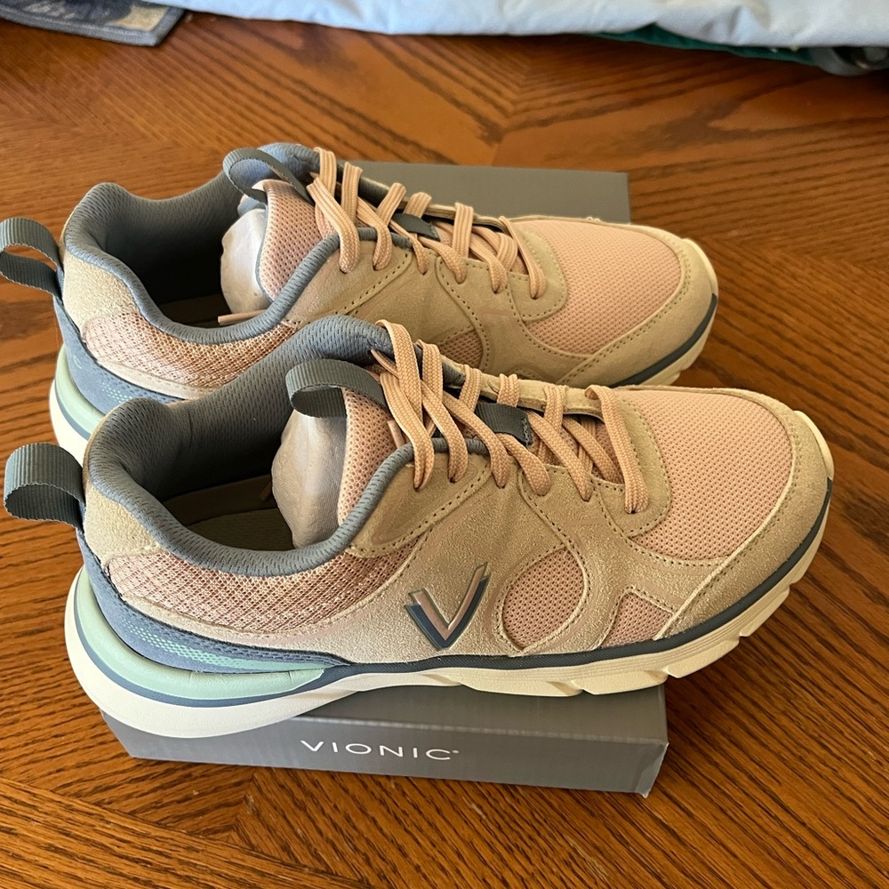Vionic Walk Parkside Women’s walking shoes, like new Size 8M